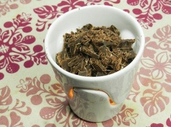 step7: 將特級巧克力切碎後，慢慢的在巧克力鍋中融化