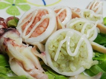 step6: 盤子鋪上生菜後，將切片的透抽飯擺盤，擠上沙拉醬做裝飾，就大功告成了！紅色的飯中充滿了義大利香料的滋味，綠色的飯中則是香濃的蒜香，大家可以試試看喔!!!