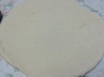 step4: 將麵糰分成四份，擀其中一份成圓形薄片（或自己喜歡的形狀）