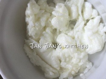 step3: 先下油將蛋白炒好盛起備用。