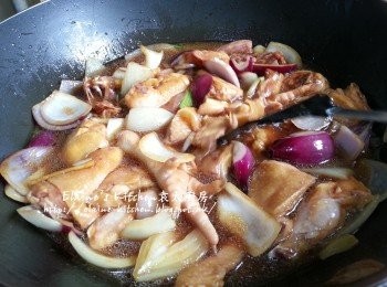 step6: 加入雞贊酒快炒至轉色 , 下調味料及水拌勻 , 煮滾後用慢火炆20分鐘