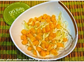 step3: 取一乾淨碗盤，先將高麗菜絲與玉米粒放入碗中。