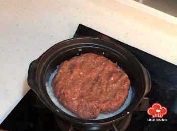 step6: 水份已被慢慢蒸發，此時將牛肉餅放在飯上
