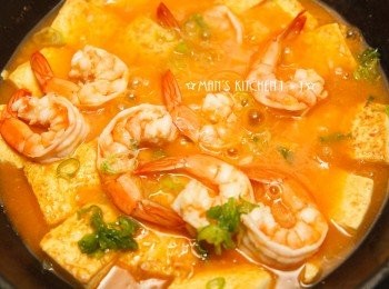 step6: 起鍋前加入醬油、鹽、糖、白胡椒調味，最後用芡水勾芡、灑上蔥花就完成了喔。