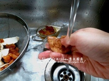 step4: 准山圓肉用水沖洗瀝乾 , 果皮刮去囊再撕成細片