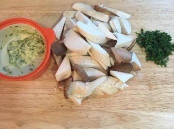 step1: 杏鮑菇在表面劃些刀花(不用太深）,然後切粗片，巴西里洗淨瀝乾切碎備用。沒有蒜味奶油醬者則蒜頭2瓣切細末。