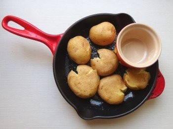 step6: 使用合適的工具將土豆壓扁。