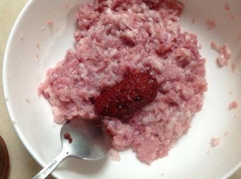 step1: 豬絞肉加入米酒拌攪出筋有黏性，塩、紅糟、糖調味拌勻