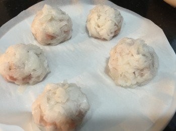 step4: 把蘿蔔絲包裹着蝦膠，輕輕揉成球狀，放上枸杞子在表面上，大火蒸8分鐘，上碟前加上蔥花便可。