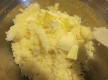 step5: 逐少加入牛油到熱薯蓉中， 上下或打圈的一直拌勻，讓薯蓉吸收牛油（牛油要凍）