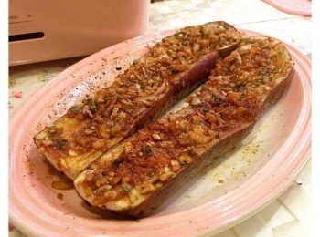 step5: 將茄子一分為二，在茄肉面用?介出格仔形狀。