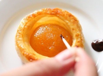 step16: 如需裝飾，可以用牙簽點上溶化的朱古力來畫上蛋黃哥的樣子。