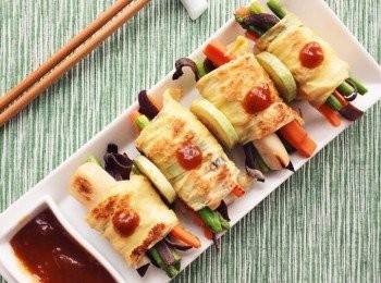 step4: 醬汁材料拌勻煮滾，抹上腐竹卷即可。