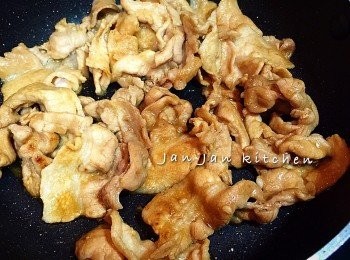 step1: 豬肉用醃料醃30分鐘。下油爆香薑米及蒜蓉，下肉片炒至8成熟。如覺得炒時太乾，可酌情加點水炒。