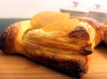 step20: 將40g果醬加入10g熱水搞混，搽上水晶梨面，有閃令令效果，再灑上糖霜～ 終於完成啦！