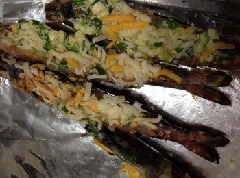 step2: 將蒜蓉、牛油、檸檬汁伴成醬再撈入蔥粒將其釀入蝦肚內並在蝦頭內及面塞上水牛芝士