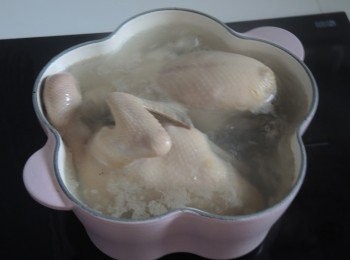 step2: 在鍋內煮滾一鍋水，放入乳鴿灼3分鐘，取出放入冰水冷卻。