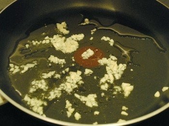 step1: 在鑊內倒入橄欖油及蒜蓉，用小火煮約三分鐘，散發蒜香