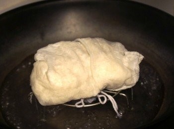 step5: 把糯米倒回布袋內, 再放入滾水中隔水蒸10分鐘