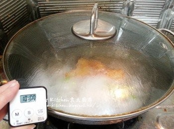 step3: 蓋上蓋將牛展出水5分鐘後先盛起 , 再繼續將牛筋出水10分鐘後熄火焗20分鐘