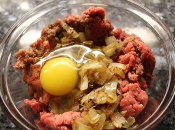 step5: 把所有<span class="group_1">漢堡排</span>材料均勻攪拌至黏稠 可做 3 - 4 個 看個人喜好