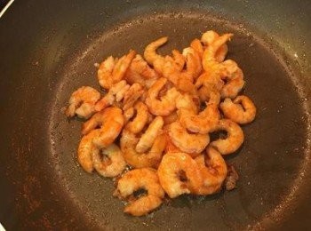 step3: 泡軟的蝦米數40隻，用原鍋加少許豬油和紅蔥酥略炒，炒香後用少許薄醬油熗炒後即可起鍋備用。