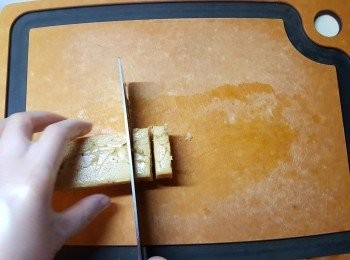 step6: 預熱焗爐170度，將麵糰切成約5mm厚片。