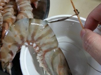 step2: 用牙籤於蝦背部挑出蝦腸