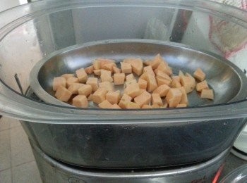 step1: 黃蕃薯去皮洗淨切粒,蒸15分鐘用义壓碎備用