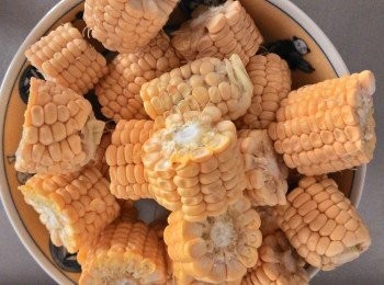 step1: 將買回來的玉米切塊備用