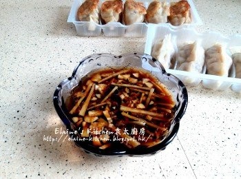 step12: 待蒸餃熟透後將醬汁的蒜粒 , 薑絲放入調味碗內 , 加入生抽 , 鎮江醋 , 麻油拌勻即可