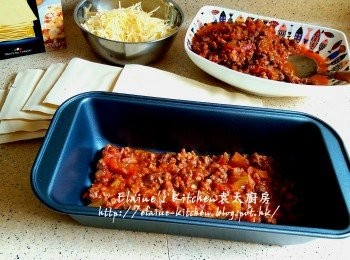 step9: Mozzarella芝士及巴馬臣芝士碎放入碗內拌勻 , 焗盆內先放上一層肉醬