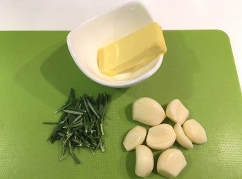 step1: 預備材料，雞肶菇切片、蒜頭切碎、迷迭香（去除莖）切碎。意粉按包裝煮熟撈起備用。