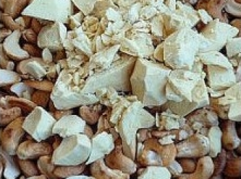 step4: 然後放入敲碎的盤糖翻炒，糖多放一些好成型