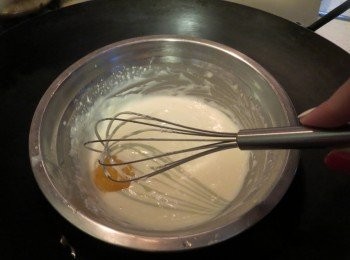 step2: 煮溶至滑后加入蛋黃快速拌勻