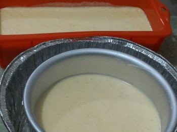 step5: 將麵糊倒入模具內(如用活動底模具需用錫紙包好或用錫紙器皿盛戴)，然後再放進已注入半滿熱水的焗盤內，用170℃(已預熱)焗約60分鐘。放涼後脫模。(可用竹籤插入蛋糕中央，如沒有粉漿黏著，表示蛋糕已熟透)     
** 當蛋糕面焗至金黄後可蓋上錫紙這便可避免過分上色。