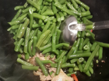 step3: 加入豆角一起翻炒。