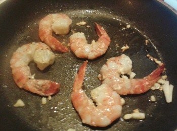 step4: 平底鍋下油，下蒜粒，先將蝦煎煮，盛起備用