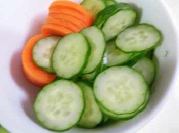 step2: 紅蘿蔔和青花菜一起川燙.小黃瓜和紅蘿蔔切圓片.辣椒切圓片.部分小黃瓜切成心型