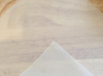 step7: 烤箱先預熱200度15分鐘，春卷皮包裹餡料，先接起一個小直角，