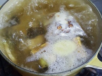 step3: 豬骨，全部中藥連酒，南棗，薑片和1000ml熱水放入湯煲中，大火煮至滾，轉小火煮40分鐘，加入杞子續煮5分鐘，加入1湯匙米酒續煮1分鐘，加鹽調味即成。