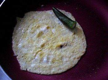 step7: 起油鍋煎薄蛋皮，