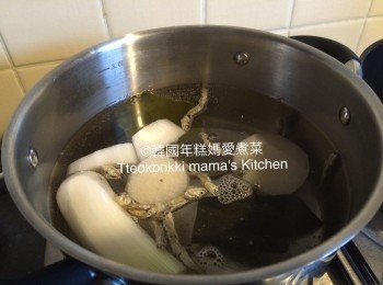 step3: 將炒好的鯷魚乾、昆布、大蒜、切段白蘿蔔和2L水放入大煲內，用大火煲15分鐘然後轉中火煲多10-15分鐘即可熄火 

* 煲高湯時可準備其他材料，將洋蔥蟹柳切絲，蘑菇切片，把蛋發勻及蔥切粒備用。