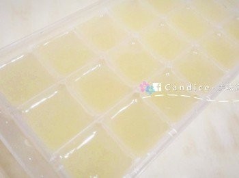 step5: 《檸檬冰磚》❺ 擠好的檸檬汁，倒入製冰盒，冰入冰箱冷凍。 一來方便保存，二來方便使用。