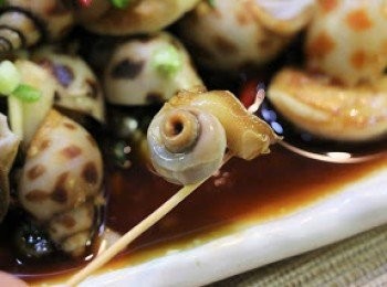 step8: 用竹簽挑出螺肉，再沾一下芥末醬汁吃，味道更滋味。