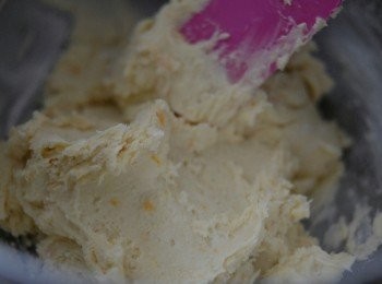 step2: 下雲尼拿香油及橙皮拌勻，篩入麵粉及泡打粉拌勻