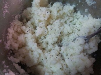 step5: 加入少許鹽和黑胡椒粉 ( 份量請自己斟酌 , 各人的口味鹹淡不一樣 )