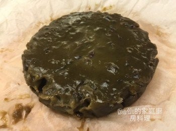 step3: 倒入鋪好烘培紙或年糕紙的6吋烤模中; 電鍋外鍋2杯水蒸熟，稍涼時再取出