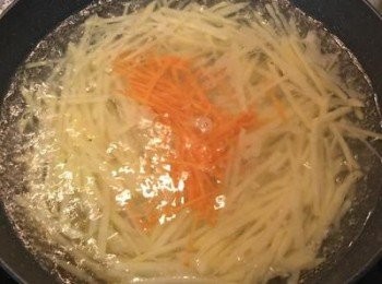 step3: 滾水加1匙鹽和1湯匙白醋煮馬玲薯絲5分鐘後，放入紅蘿蔔絲再煮3分鐘就可撈起。加點白醋煮馬玲薯較不易破碎喔～