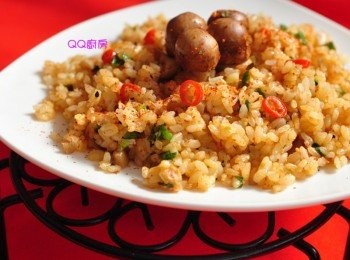 step10: 再把巴西蘑菇放入炒飯中間上層，灑上七味粉就可以享受午餐囉~